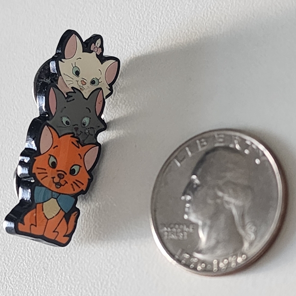 Disney kitty pin - Picture 3 of 3